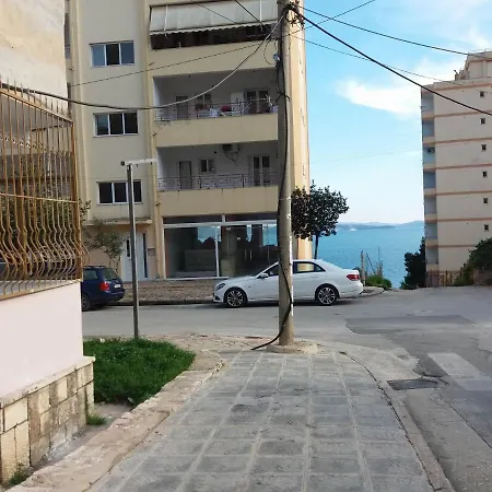 Alexandra Apartment *